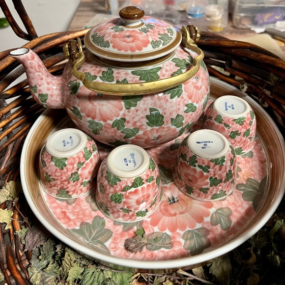 Beautiful Tea Set - Picture 4 of 4